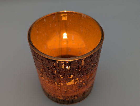 Windlicht aus Glas mit Korkoptik Detailansicht brennendes Teelicht