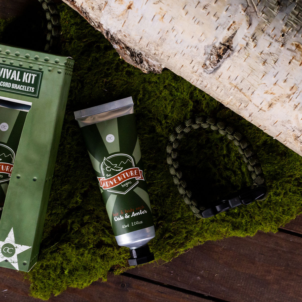 ADVENTURE COLLECTION Badeset Detailansicht Paracord Armband und 60ml Hair & Body Wash Oak & Amber