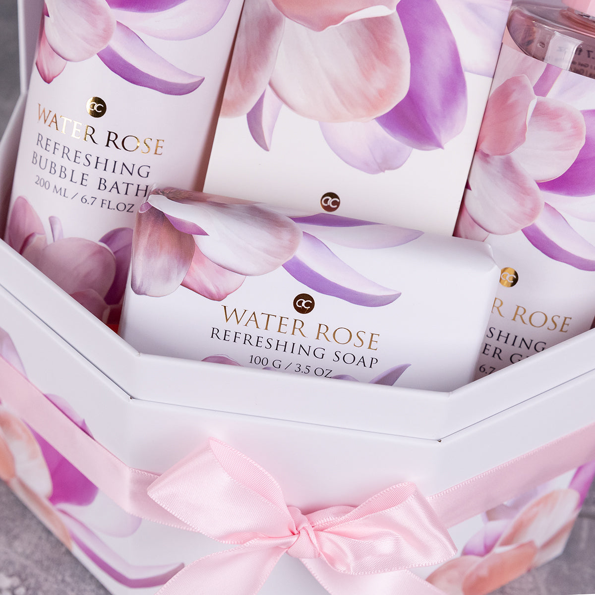 Badeset WATER ROSE Geschenkbox Gesamtansicht mit vier Pflegeprodukten Water Rose Duft