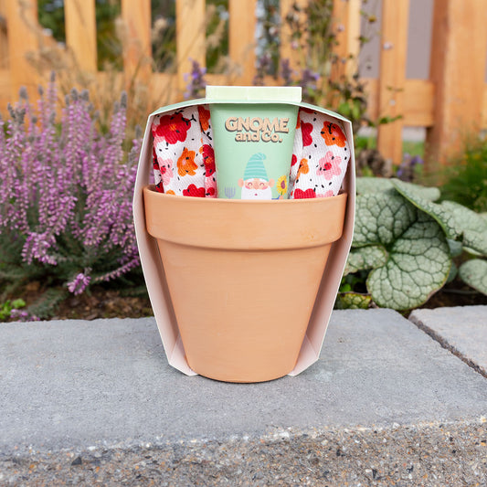 Handpflege-Set GNOME & CO. Gesamtansicht im hellgrünen Blumentopf mit Daisy & Rhabarber Handcreme und Gartenhandschuhen