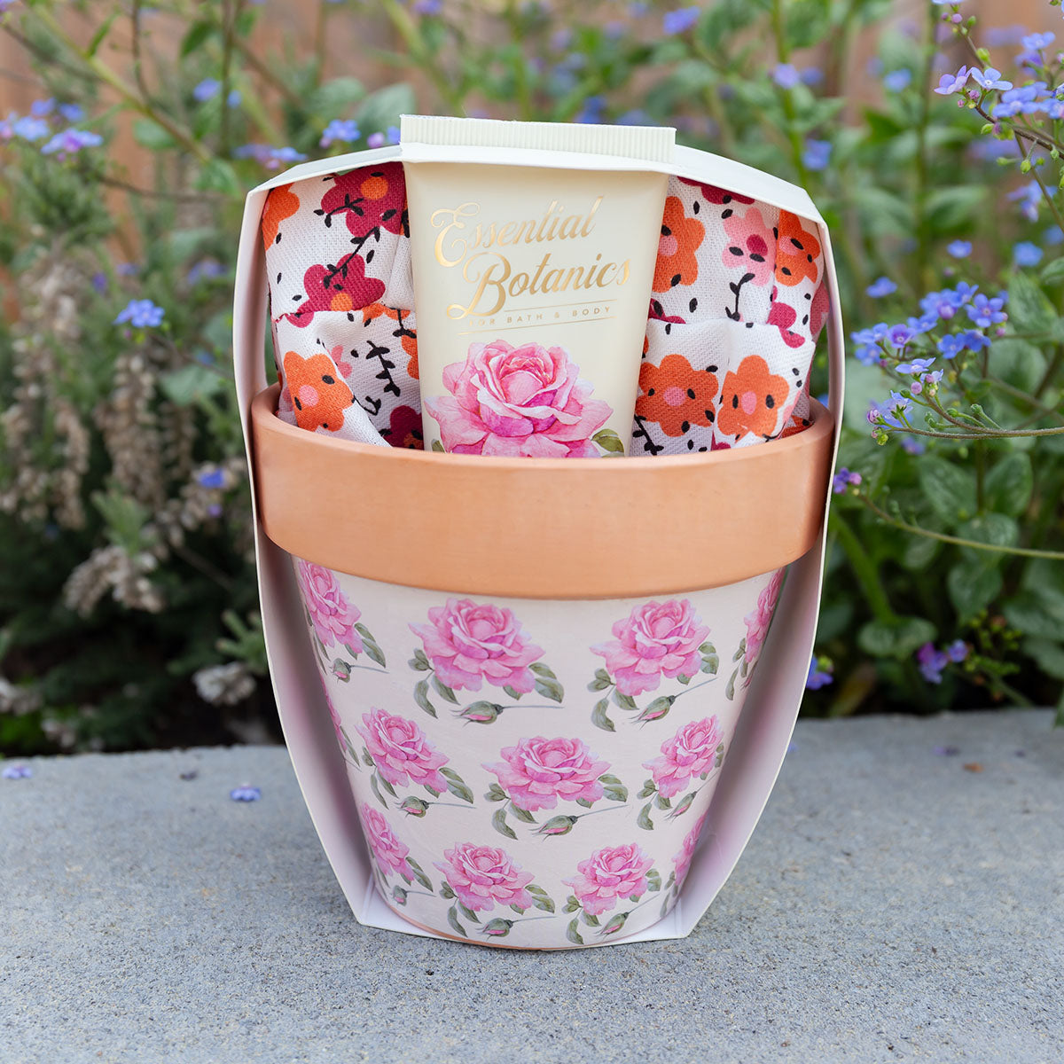 Handpflege-Set ESSENTIAL BOTANICS CLASSICS Gesamtansicht im Blumentopf mit Rose-Handcreme und Gartenhandschuhen