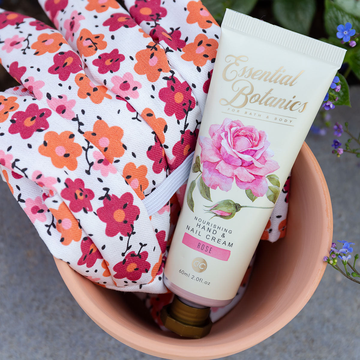 Handpflegeset Detailansicht  Hand- & Nagelcreme und Gartenhandschuhe in Blumentopf