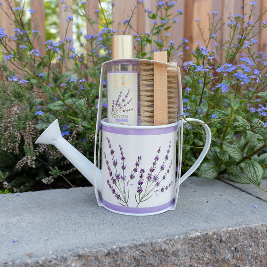 Garten- und Badeset ESSENTIAL BOTANICS CLASSICS in Lavendel-Gießkanne mit Duschgel und Nagelbürste