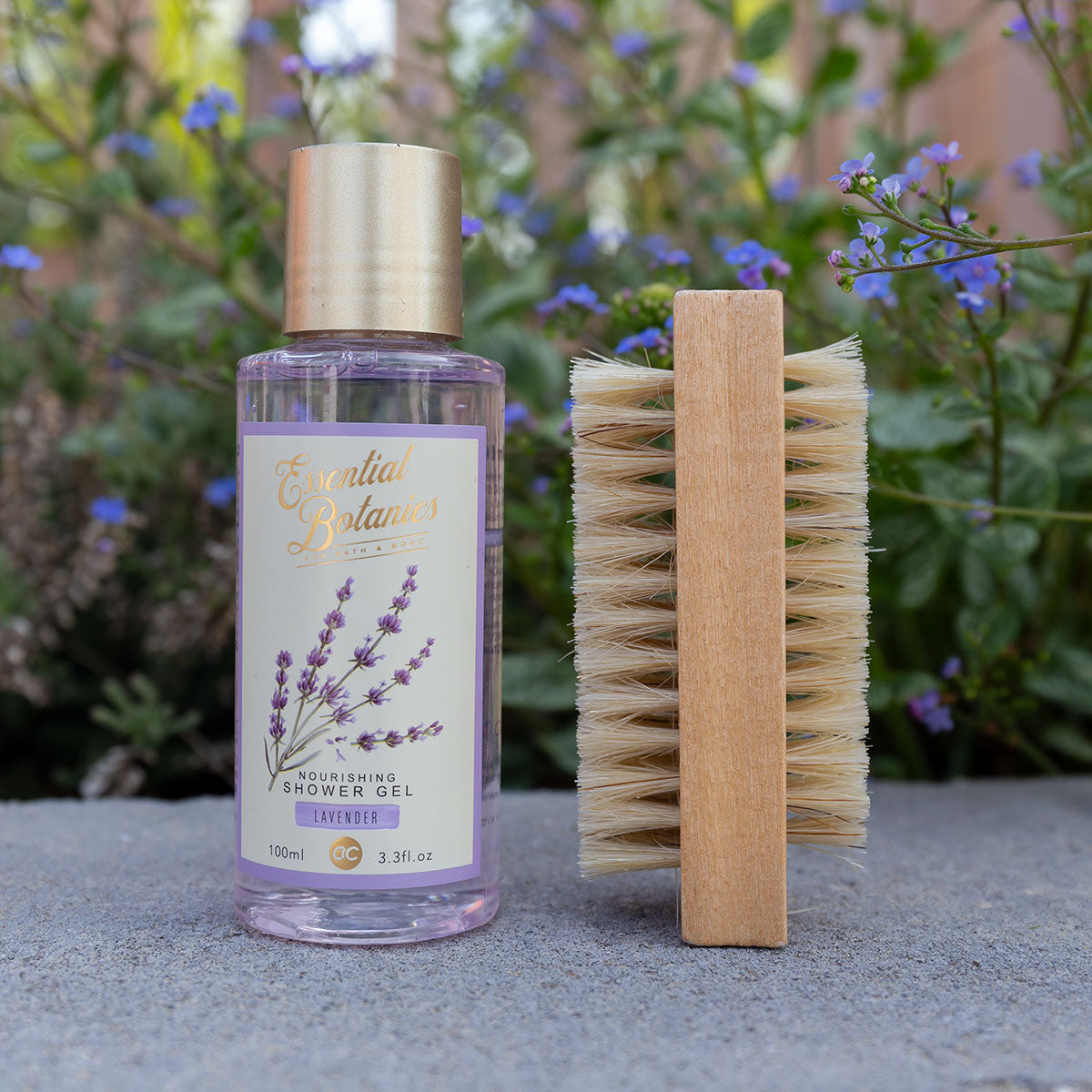 Garten- und Badeset ESSENTIAL BOTANICS Detailansicht Nagelbürste und Lavendel Pflegeprodukt in Gießkanne