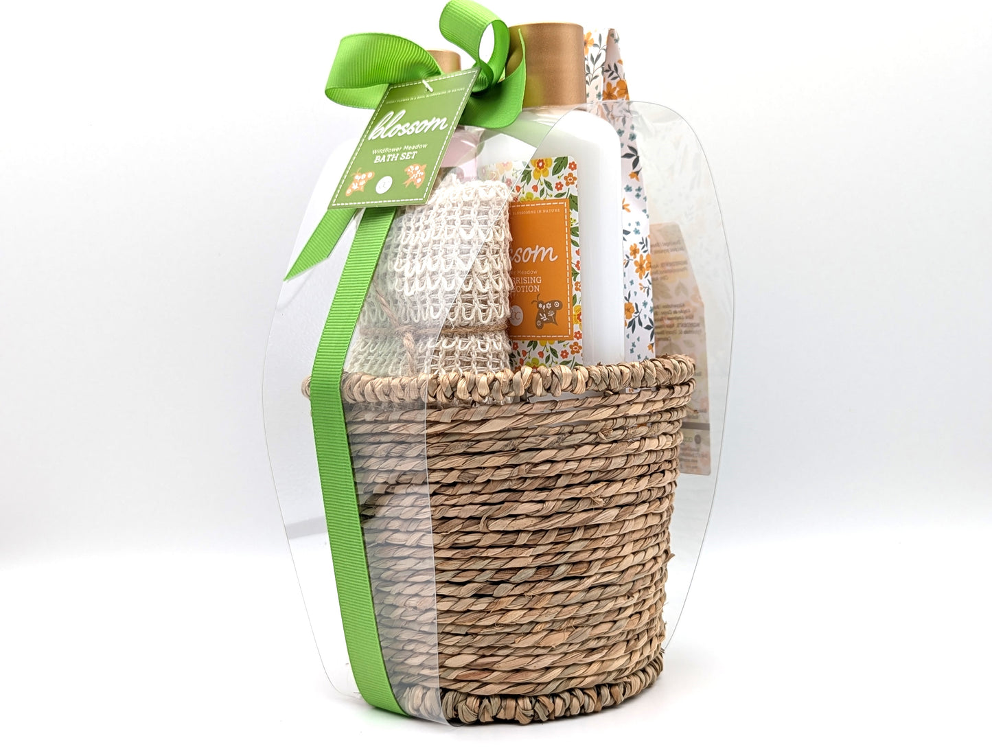 Badeset Blossom Seegras Korb Detailansicht mit Pflegeprodukten